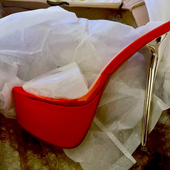 Gold Stilettos Platform - Picture 2 of 5